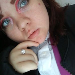 Meet your Posher, Queen bee